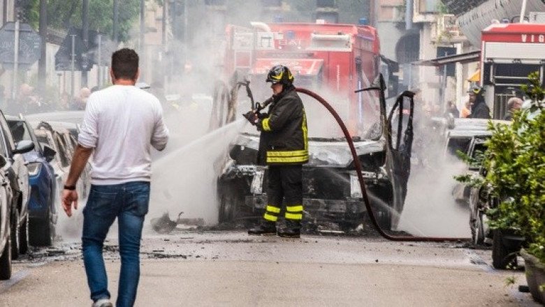 Estalla camioneta llena de tanques de oxígeno en Milán