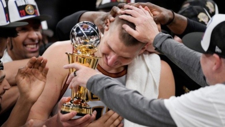 Los Nuggets barren a los Lakers