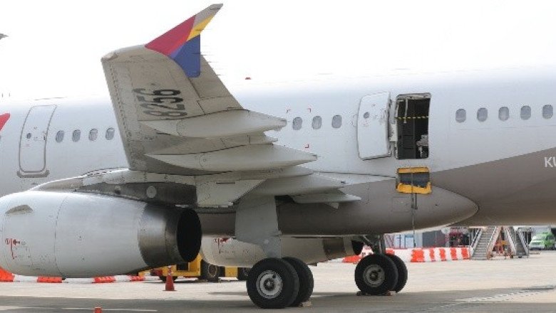 Arrestan a pasajero que abrió la puerta de emergencia de un avión en pleno vuelo