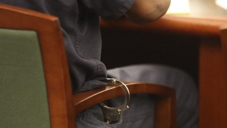 Detienen a mujer acusada de encerrar a su hijo en una transportadora de perros