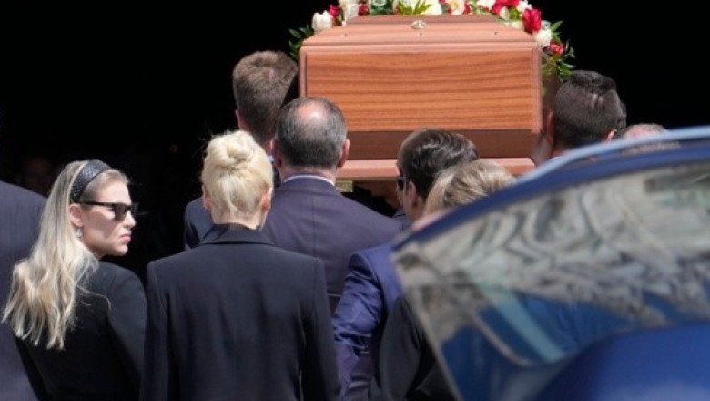 Féretro de Silvio Berlusconi llega a la catedral de Milán para funeral de Estado