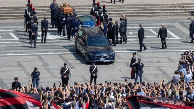 Silvio Berlusconi es incinerado ante su pareja y otros familiares