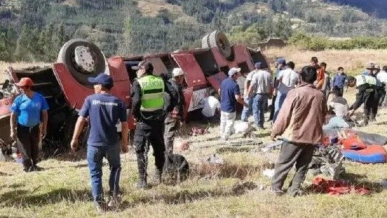 Al menos 12 muertos y 15 heridos deja accidente de autobús en Perú
