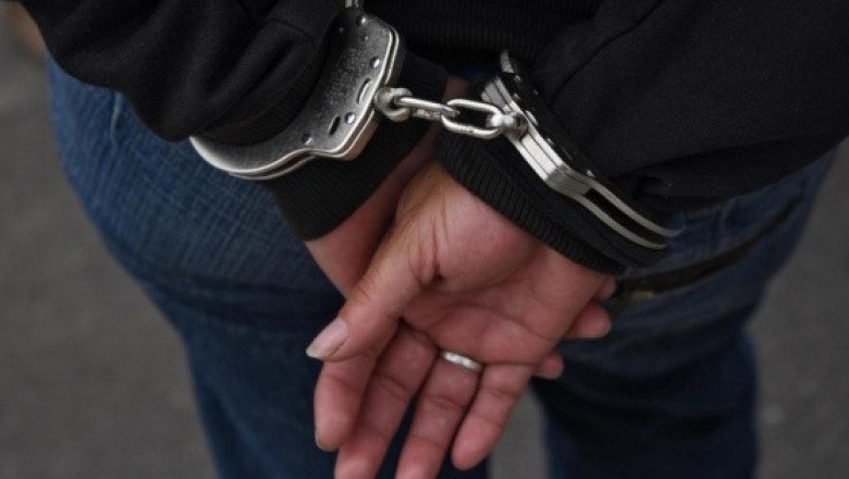 Arrestan a mujer que buscaba contratar a un sicario para asesinar a un niño