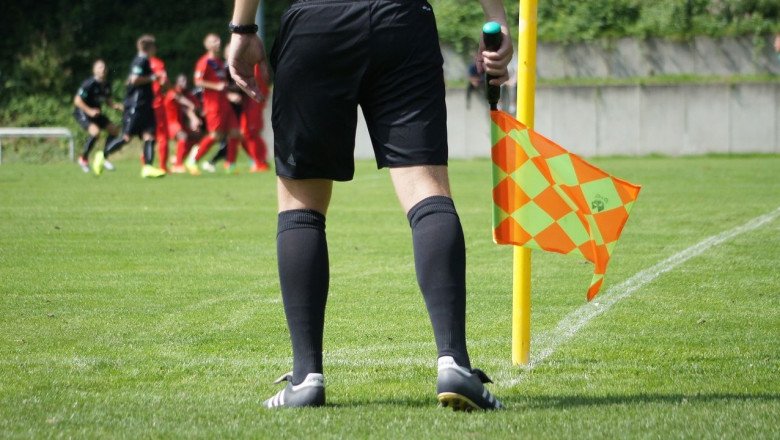 VIDEO: futbolista noqueó de un cabezazo a un árbitro que intentó sancionarlo