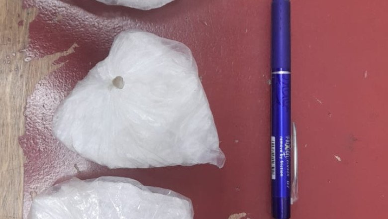 Encuentran a pareja en posesión de un arma y drogas