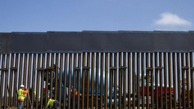 Migrantes aprovechan reparación del muro fronterizo y pasan a Estados Unidos (VIDEO)