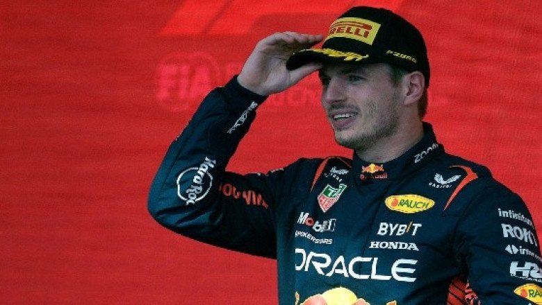 Verstappen revela que casi se sale de la pista por ver la batalla Checo vs Alonso