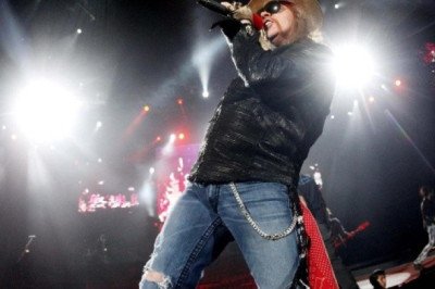 Axl Rose, líder de Guns N'Roses, es acusado de agresión sexual