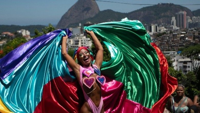 Río de Janeiro amanece con un desfile masivo por el Carnaval