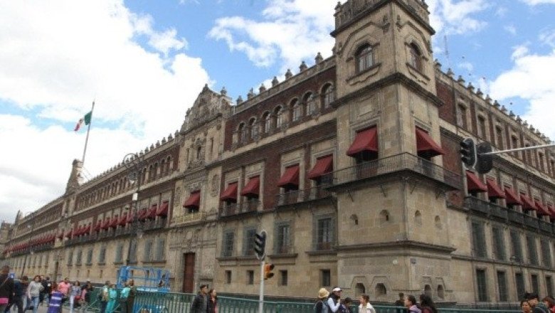 Normalistas derriban puerta de Palacio Nacional