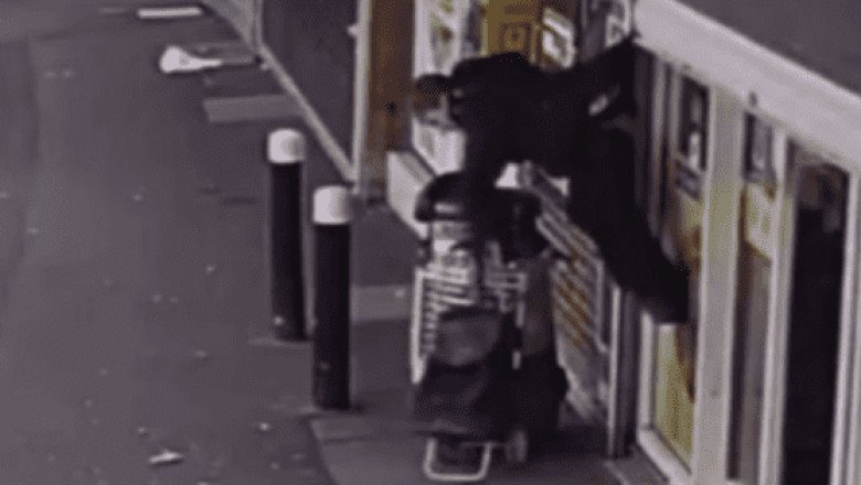 Mujer mayor queda colgada en cortina de tienda en Gales; se convierte en sensación viral