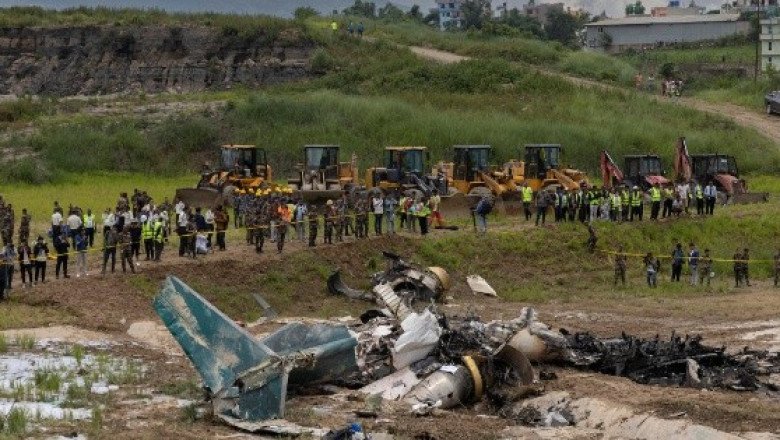 Avión se estrella en aeropuerto en Nepal; sólo sobrevive el piloto