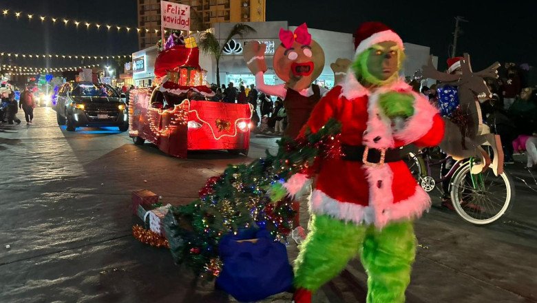 Disfrutan miles de ensenadenses 3er. Desfile Navideño de Luces