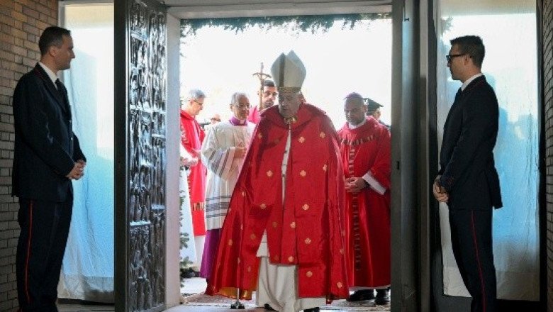 El papa abrió la Puerta Santa en la cárcel de Rebibbia de Roma