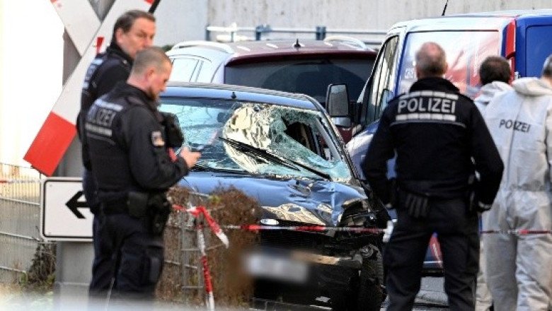 Auto atropella a una multitud de personas en Alemania