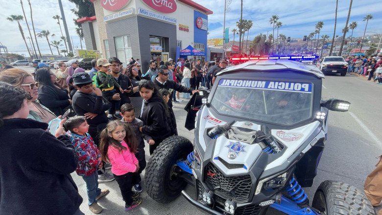 Nuevos vehículos de la Policía Municipal causan sensación durante desfile