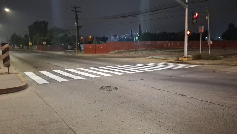 Trabajan cuadrillas municipales en pintado de cruces peatonales