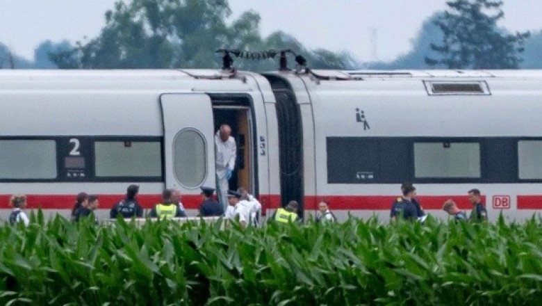 Hombre ataca a hachazos a pasajeros dentro de un tren en Alemania