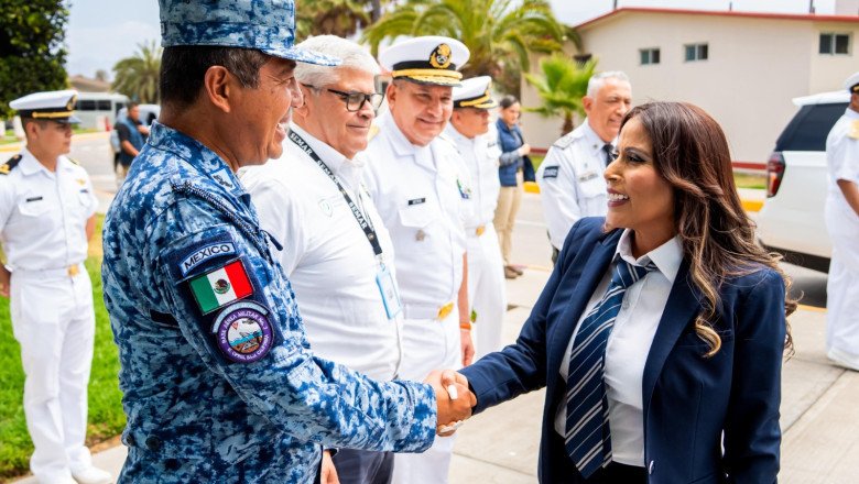 Da alcaldesa Claudia Agatón bienvenida a cadetes del buque ARM Usumacinta