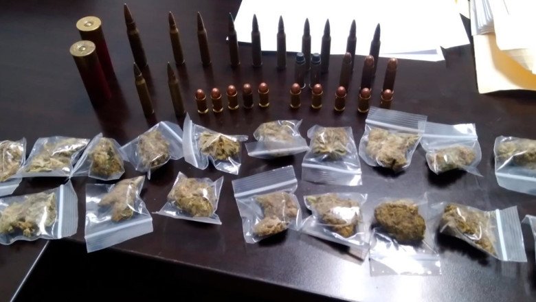 Localizan cartuchos útiles y drogas durante cateo