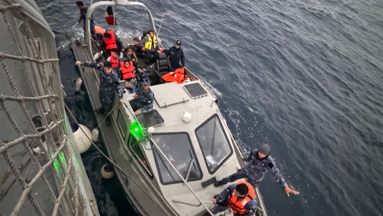 Marina realiza el rescate 17 personas en embarcación a la deriva