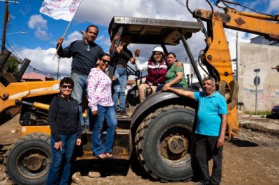 Gobierno de Claudia Agatón cumple petición de pavimentación de residentes de Las Lomitas