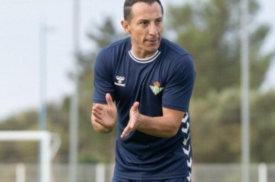 Andrés Guardado comienza su etapa como DT en el Betis