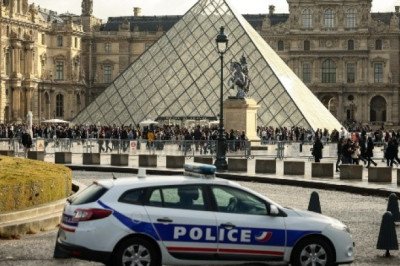 Detienen a cinco nuevos sospechosos por el robo de joyas en Museo del Louvre