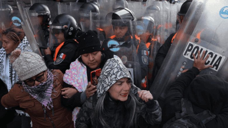 Maestros de la CNTE intentan derribar las vallas de Palacio Nacional | VIDEO