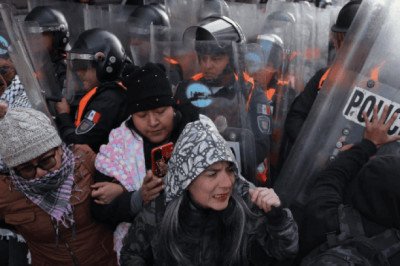 Maestros de la CNTE intentan derribar las vallas de Palacio Nacional | VIDEO
