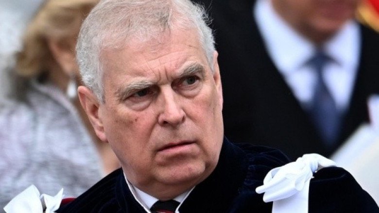 Foto del expríncipe Andrés con Virginia Giuffre es real, asevera Maxwell