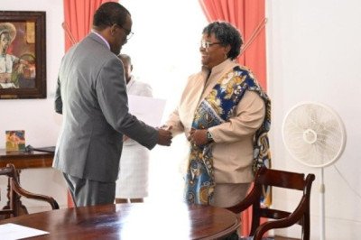 Mia Mottley jura por tercera vez como primera ministra de Barbados tras triunfo electoral