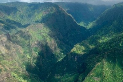 Reportan tres muertos en isla de Hawái tras choque de helicóptero turístico
