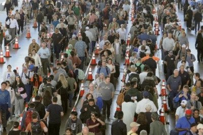 Trump firma orden para pagar a los empleados y reactivar aeropuertos