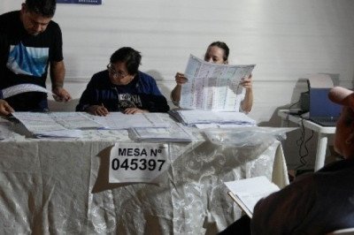 Fujimori lidera el conteo en Perú con el 51 % de actas procesadas