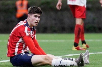 Hormiga González fue consolado por jugadores de Chivas tras perder campeonato de goleo