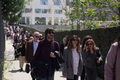 Hombre armado ataca oficina pública y tribunal en Atenas