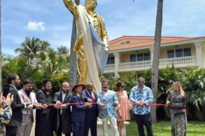 POLÉMICA por estatua gigante de Donald Trump: ¡es dorada y mide casi 5 metros!