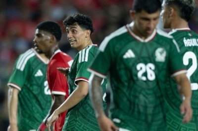 César Montes y Luis Chávez, a la concentración rumbo al Mundial