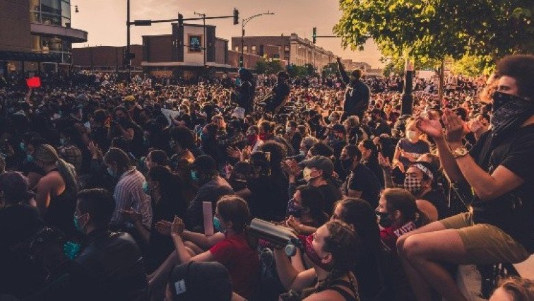 ¿Por qué los jóvenes de Latinoamérica se distancian de la política actual?