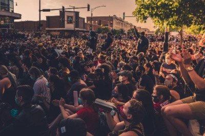 ¿Por qué los jóvenes de Latinoamérica se distancian de la política actual?