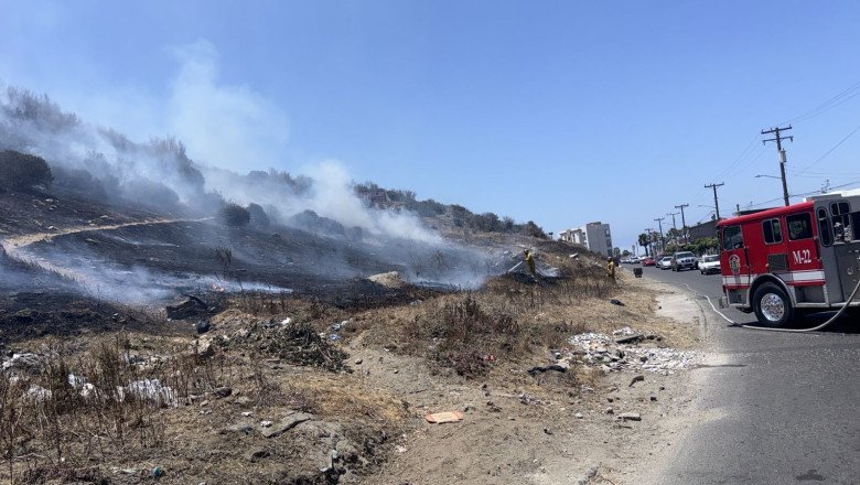 Bomberos de Ensenada controlan incendio forestal en cerro de Valle Dorado
