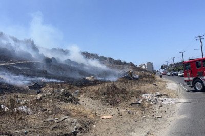Bomberos de Ensenada controlan incendio forestal en cerro de Valle Dorado