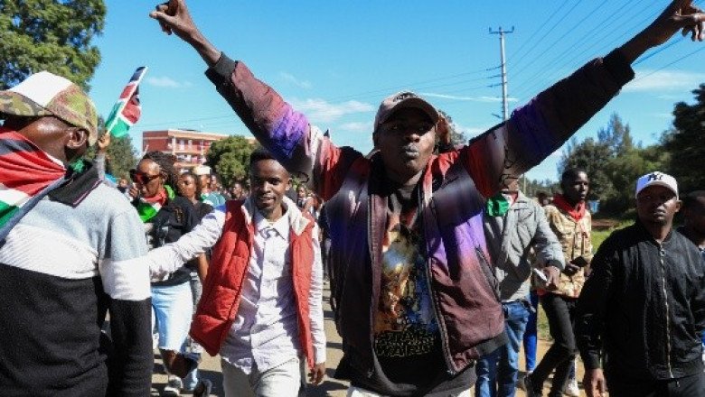 Jóvenes protestan en Kenia contra centro de cuarentena para estadounidenses con ébola