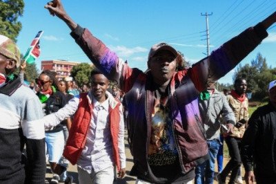 Jóvenes protestan en Kenia contra centro de cuarentena para estadounidenses con ébola
