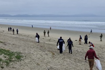 Personal naval realiza limpieza de playas en conmemoración del Día Mundial del Medio Ambiente