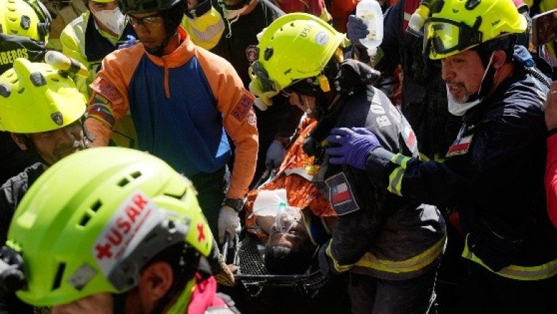 Hombre es rescatado tras una semana de los terremotos; se reencuentra con su esposa