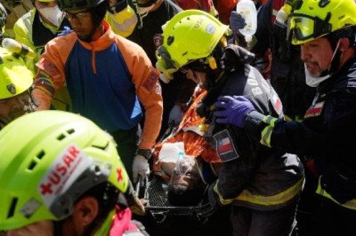 Hombre es rescatado tras una semana de los terremotos; se reencuentra con su esposa