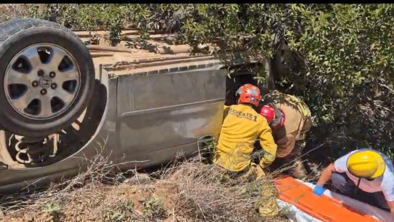 Atiende Dirección de Bomberos accidente automovilístico en la región sur de Ensenada